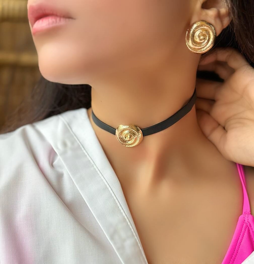 Swirl Button Choker