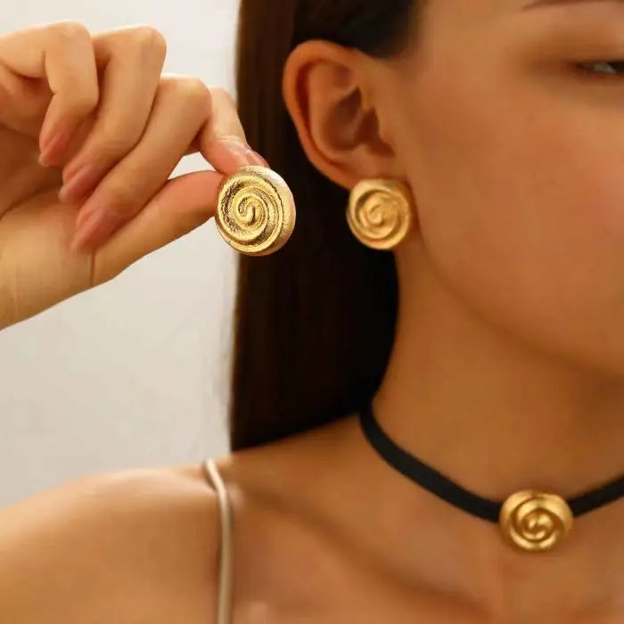 Swirl Button Choker